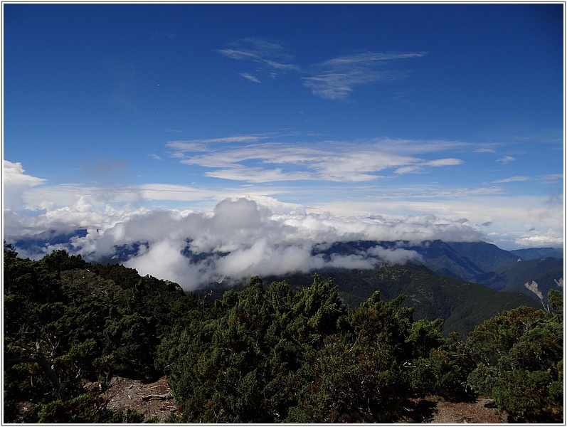 2014-07-18 09-15-09雲層蓋山頭.JPG